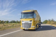 Ahogy ráengedi a motorféket a csinos szőke kamionos hölgy, az maga a gyönyör 1 Ahogy ráengedi a motorféket a csinos szőke kamionos hölgy, az maga a gyönyör 1
