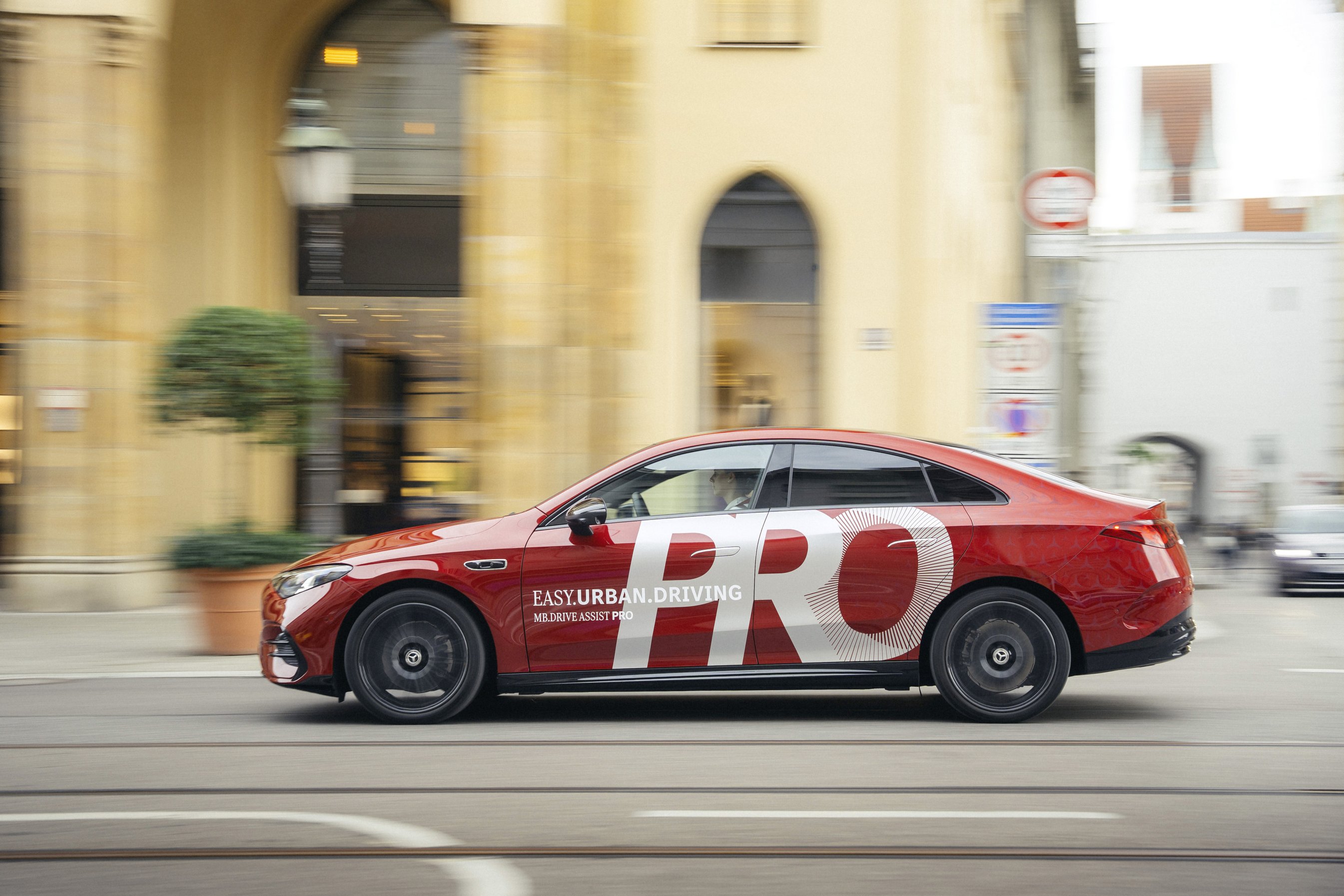 Sicher von A nach B: Mercedes-Benz bringt als erster Point-to-Point-Fahren nach DeutschlandSafe travels from A to B: Mercedes-Benz first to bring point-to-point driving to Germany | Vezess