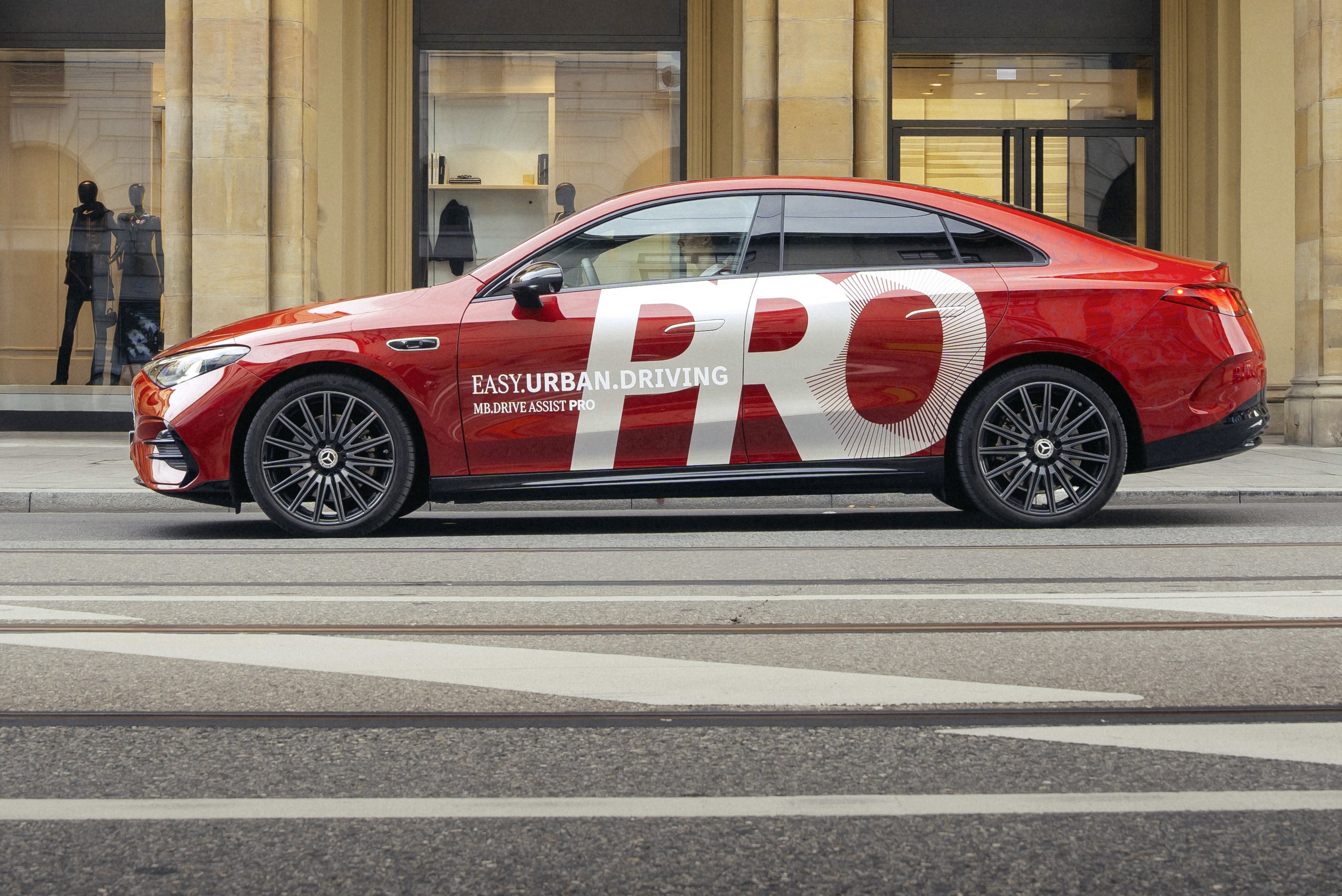 Sicher von A nach B: Mercedes-Benz bringt als erster Point-to-Point-Fahren nach Deutschland
Safe travels from A to B: Mercedes-Benz first to bring point-to-point driving to Germany | Vezess