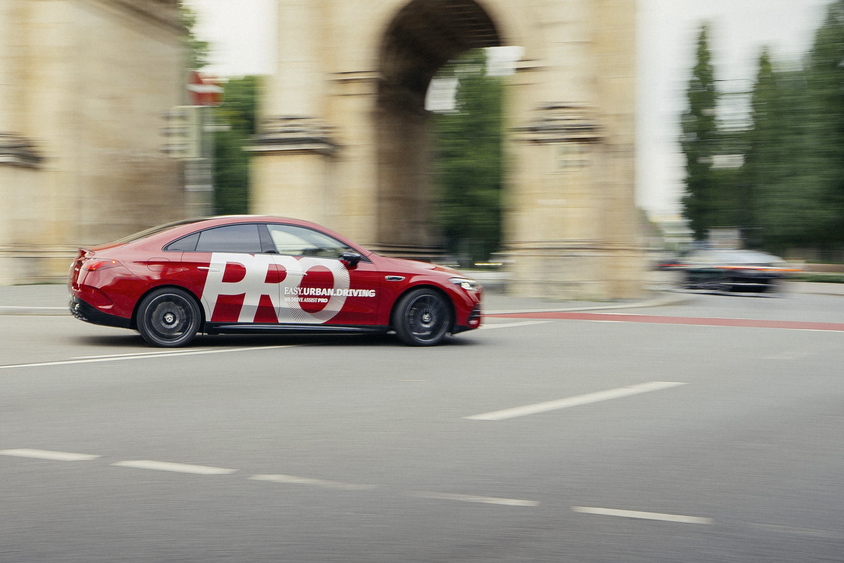 Sicher von A nach B: Mercedes-Benz bringt als erster Point-to-Point-Fahren nach Deutschland
Safe travels from A to B: Mercedes-Benz first to bring point-to-point driving to Germany | Vezess