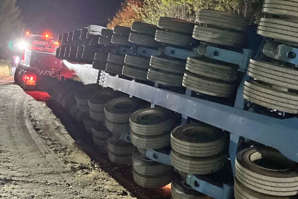 135 tonnás rakomány borult fel Németországban