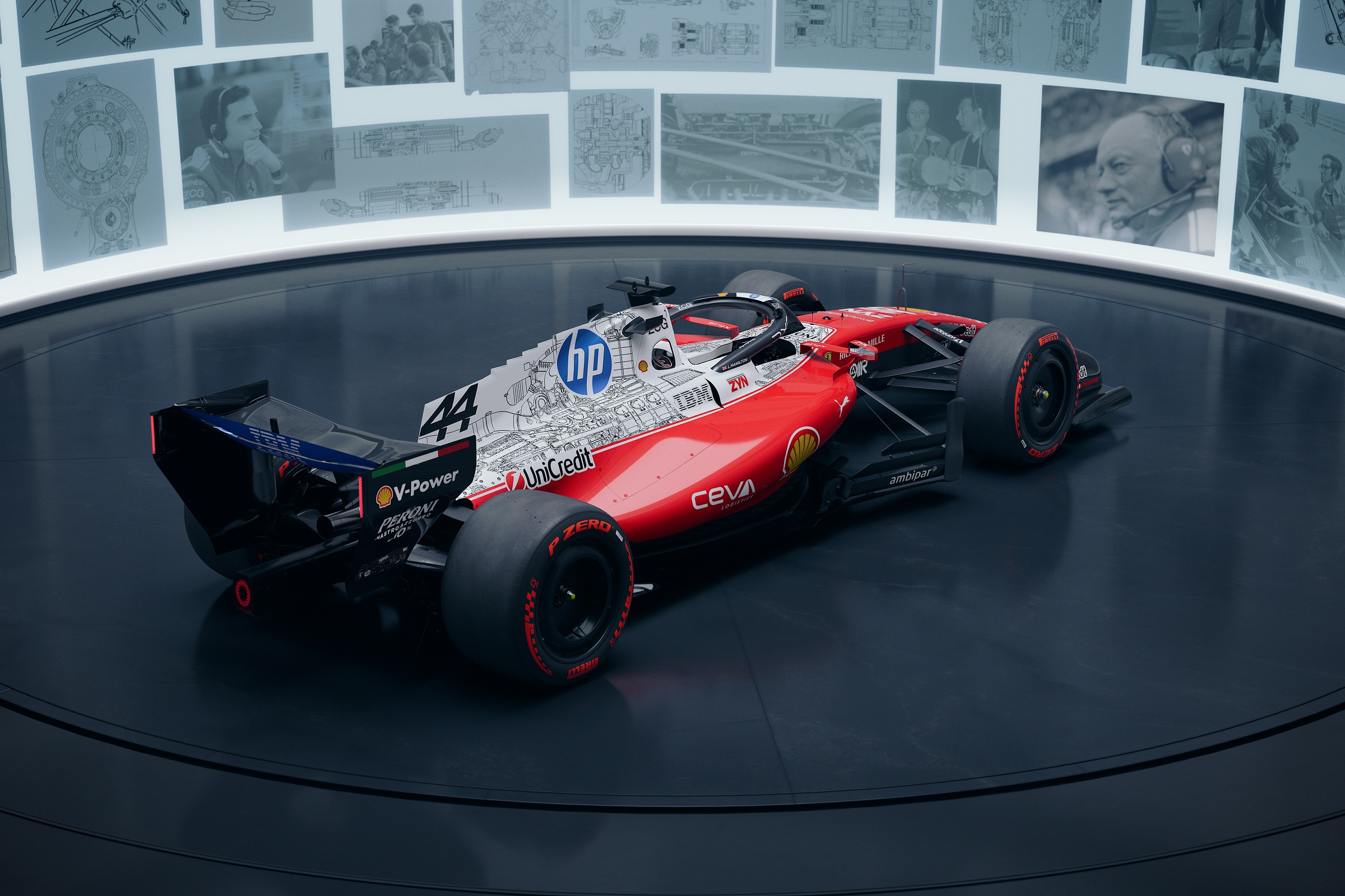 Új festést kapott a Ferrari és a Mercedes F1 autója is 3 Új festést kapott a Ferrari és a Mercedes F1 autója is 3
