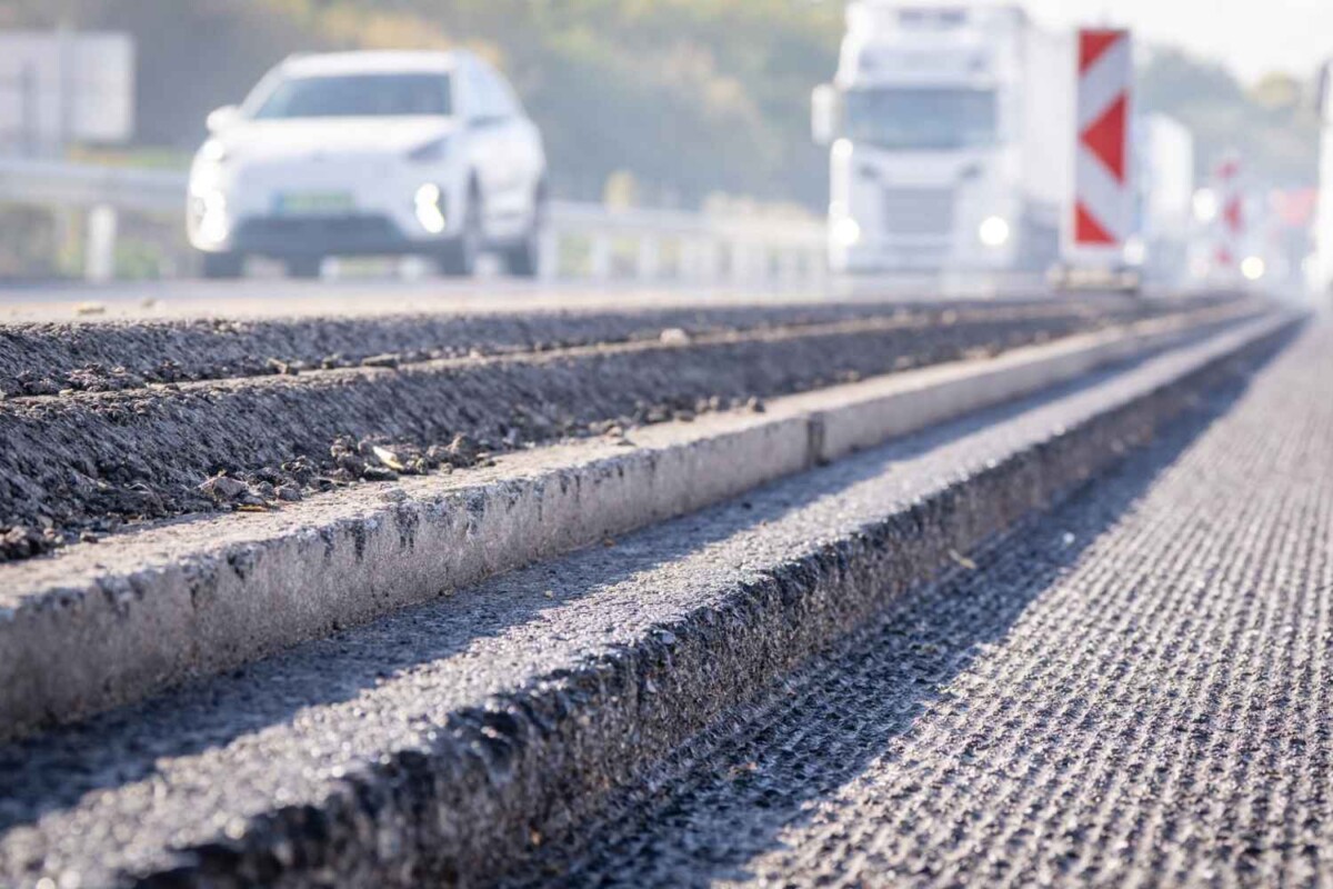 Így néz ki az M1-es 32 centi vastag új aszfaltja