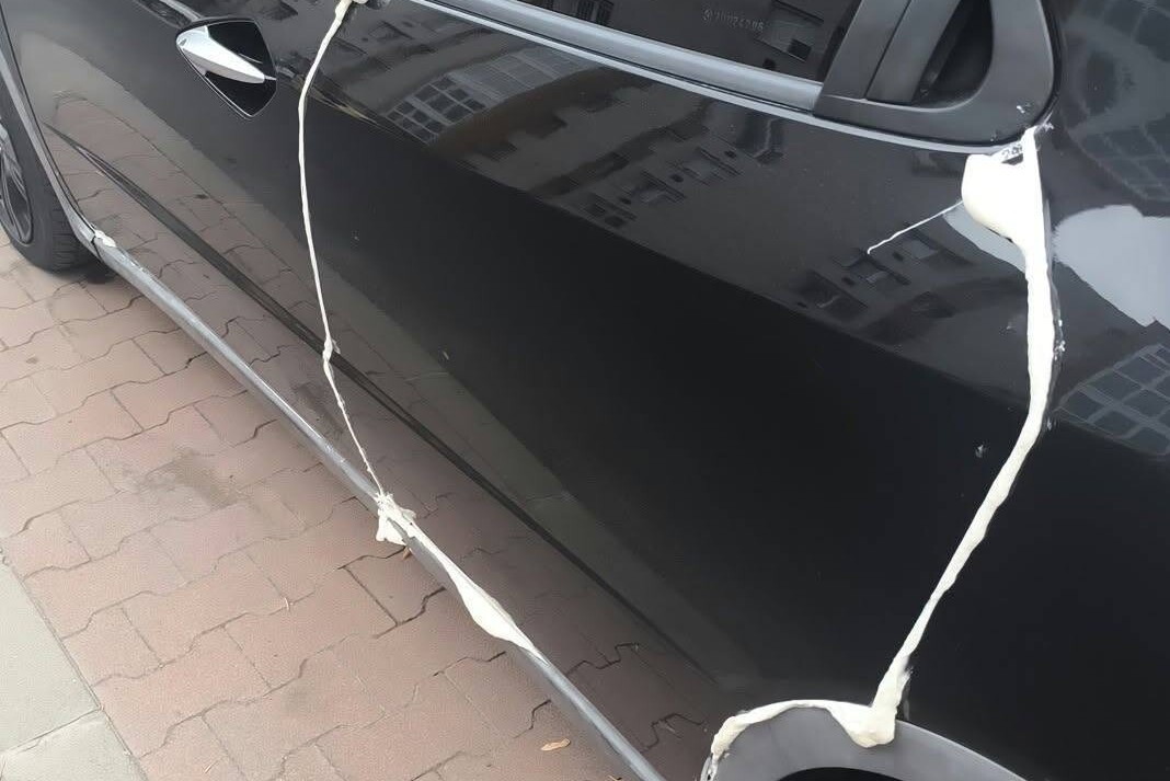 Kegyetlen látvány várt reggelre egy autóst Szolnokon, valaki elintézte a kocsiját