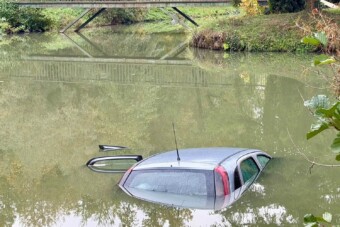 Rejtélyes módon került a tóba ez az Opel Corsa