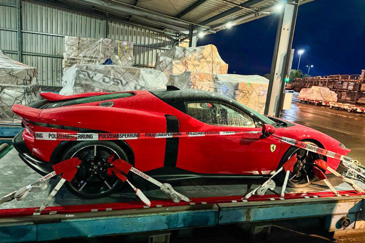 Óriási fogás: a vámon bukott le az új Ferrari