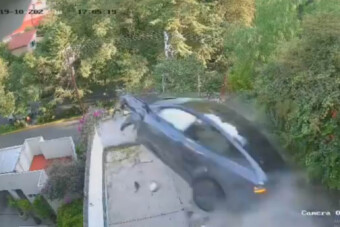 Egyenesen a kapun át repült a mélybe a Tesla