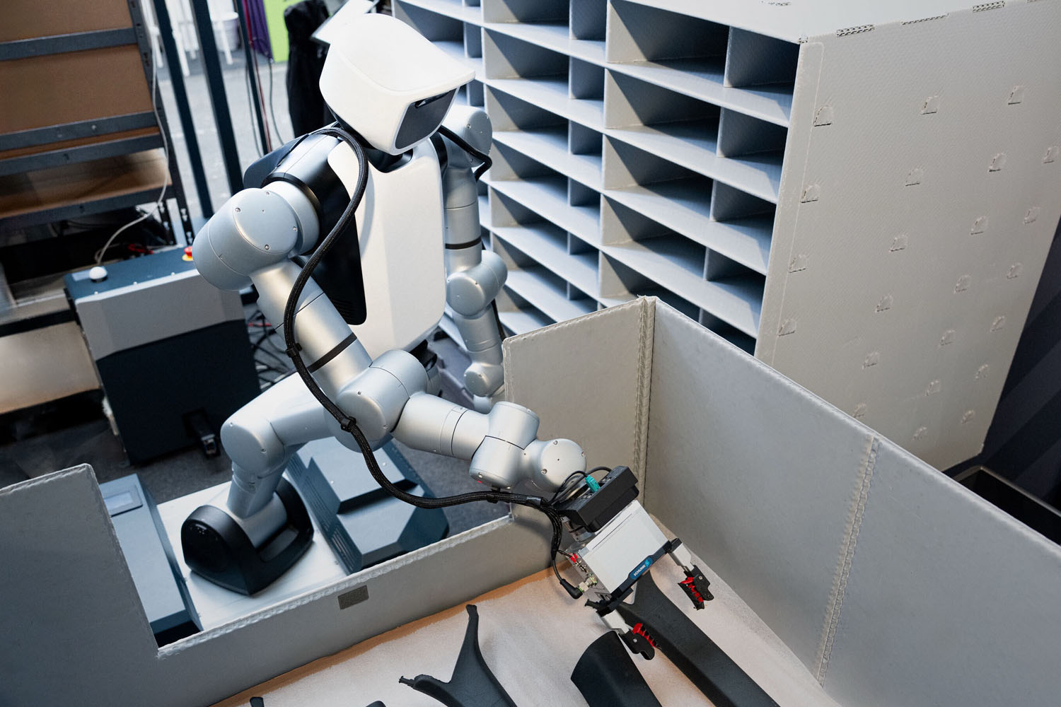 Mobile humanoid robots for automotive logistics | Vezess