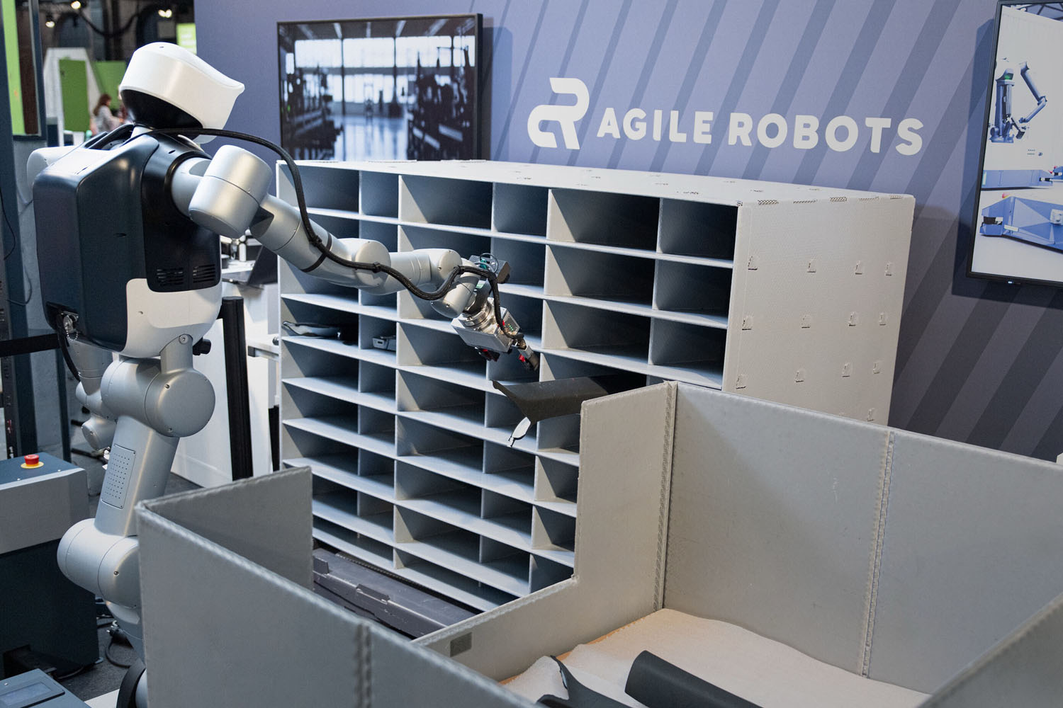 Mobile humanoid robots for automotive logistics | Vezess