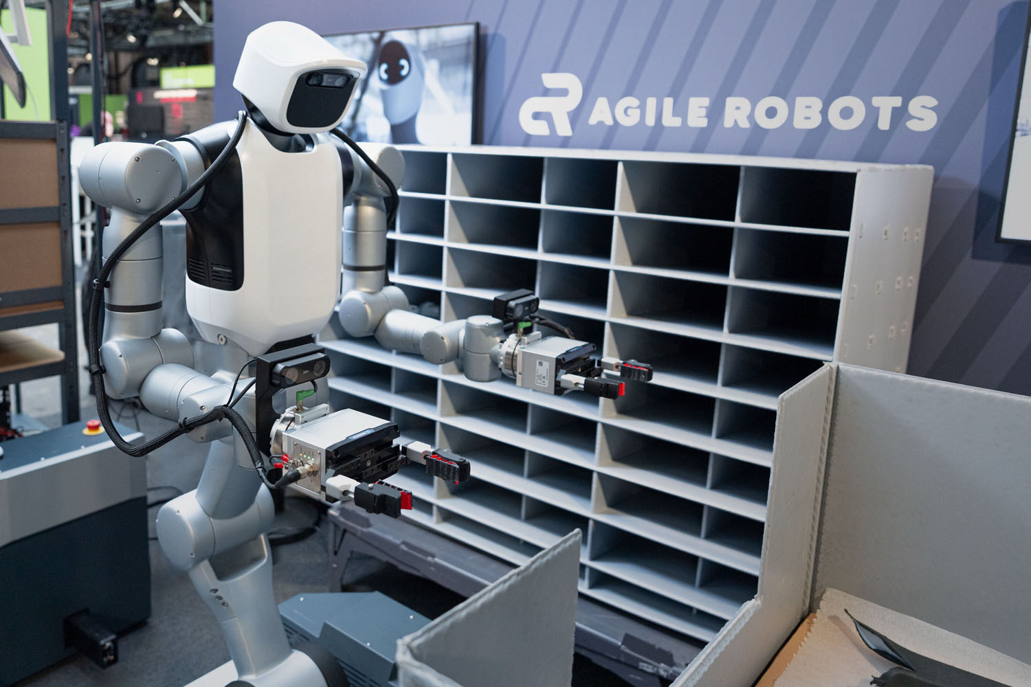 Mobile humanoid robots for automotive logistics | Vezess