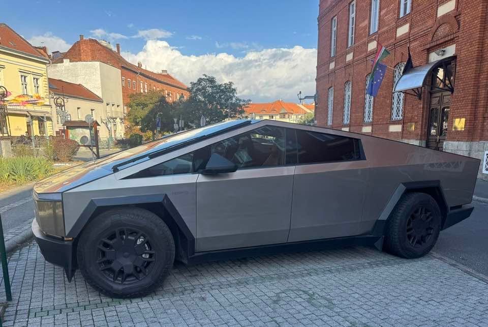 Miskolcon bukkant fel a gigászi Tesla, a parkolóhely is kevés volt neki 1 Miskolcon bukkant fel a gigászi Tesla, a parkolóhely is kevés volt neki 1