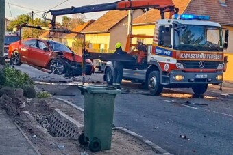 Brutális ütközés a kertvárosban: méregdrága Audit nulláztak le