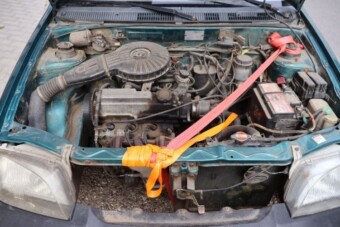 A tolnai rendőröknek is sok volt, amit egy autó motorházteteje alatt láttak