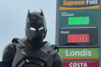 Jött Batman, és kifizette mindenki tankolását egy benzinkúton
