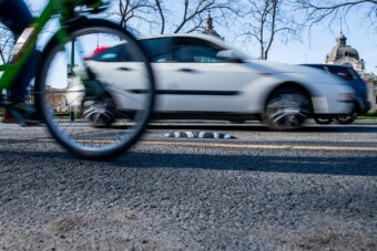 Újabb bicikliutak épülnek Budapesten, itt dolgoznak