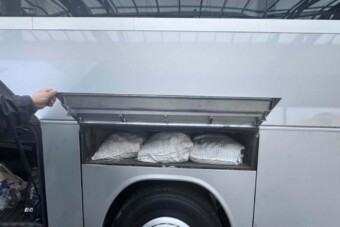 Közel 370 ezer pirulát rejtettek a busz klímaberendezésébe – videón a lebukás