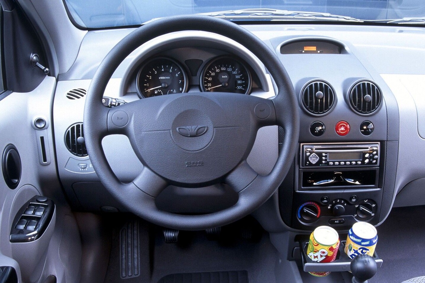 daewoo_kalos_hatchback_3_2002_interior-photos_o_daewoo-kalos-hatchback-3-doors-2002-model-interior-photos-0 | Vezess