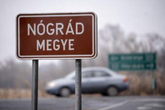 Nem semmi, mit találtak ki a magyar megyetáblák cseréjéhez