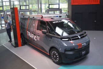 Felvillant a piros a Renault új munkásfurgonjánál
