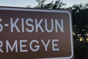 Meghekkelték a cserére váró megyetáblákat, fotókon az olcsó megoldás