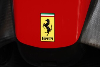 Két pilótát elbúcsúztat, három újat igazol a Ferrari