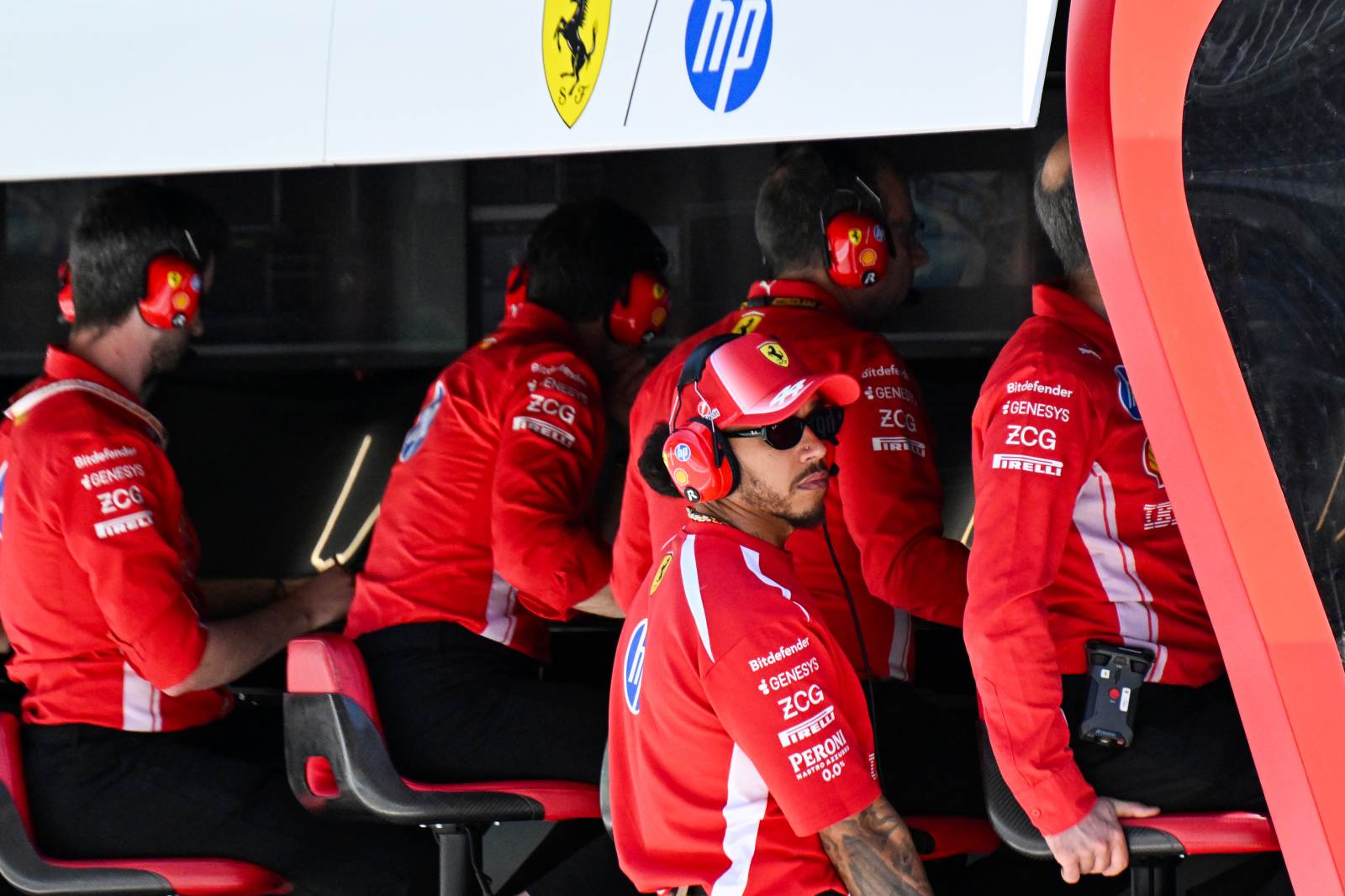 Hamiltonék kiakadtak a Ferrari-pletykákon
