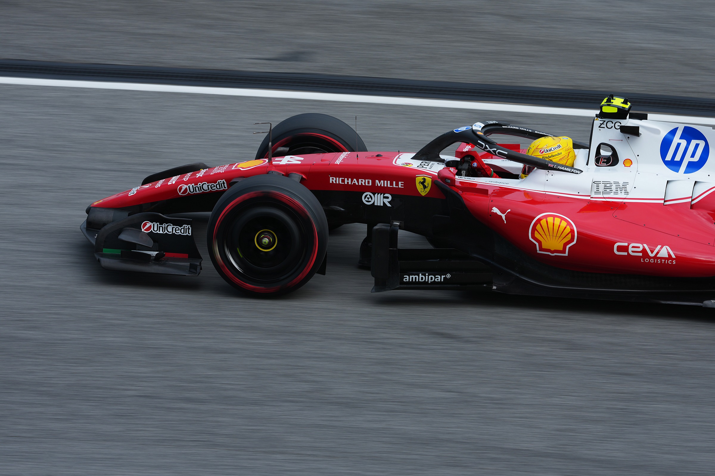 Hamilton megint feltartott valakit, a Ferrarit büntették