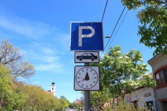 Szokatlan, ingyenes parkolási rendszer terjed Magyarországon – ezt kell tudni róla