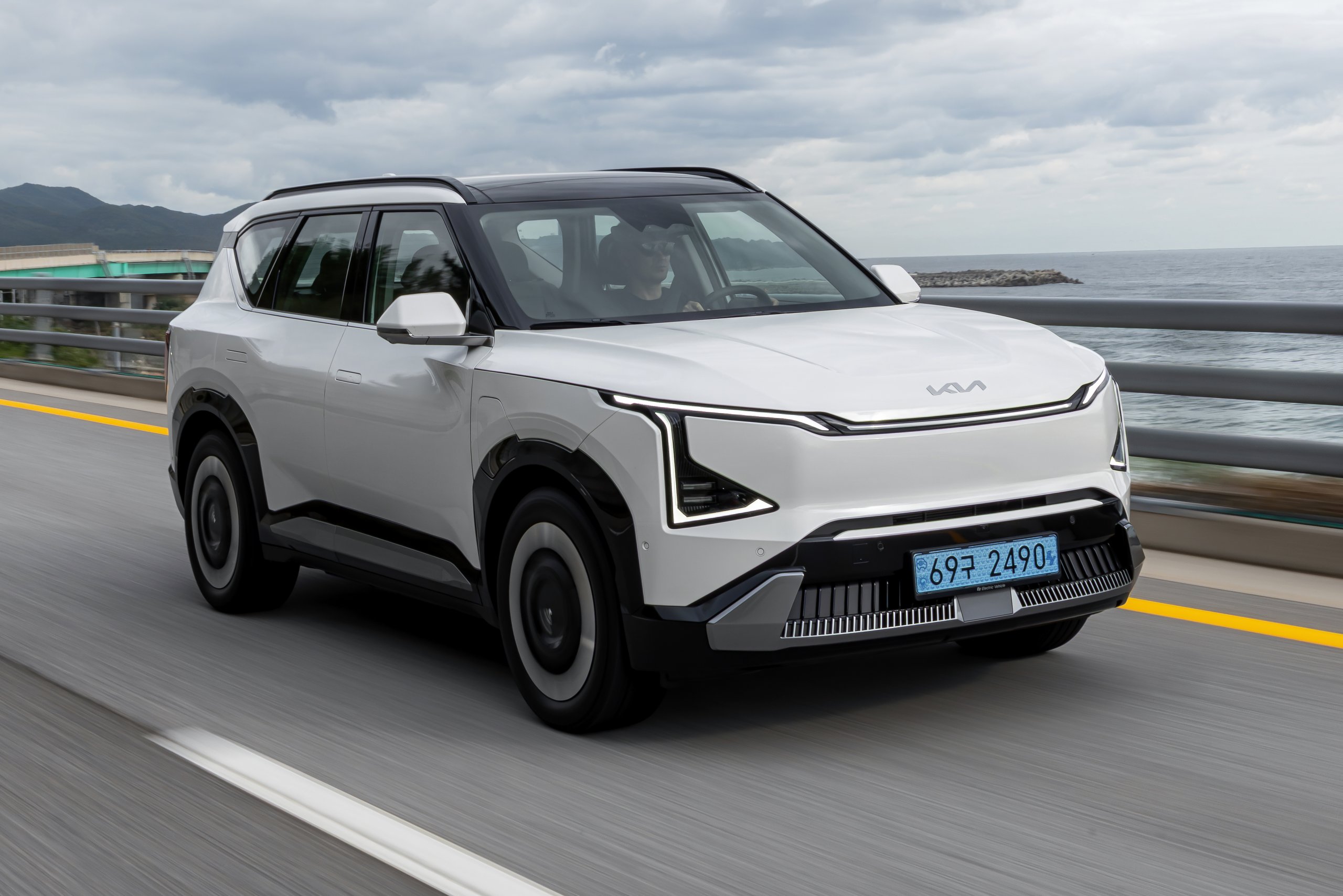 kia-ev5-earth-snow-white-pearl-dynamic-26 | Vezess