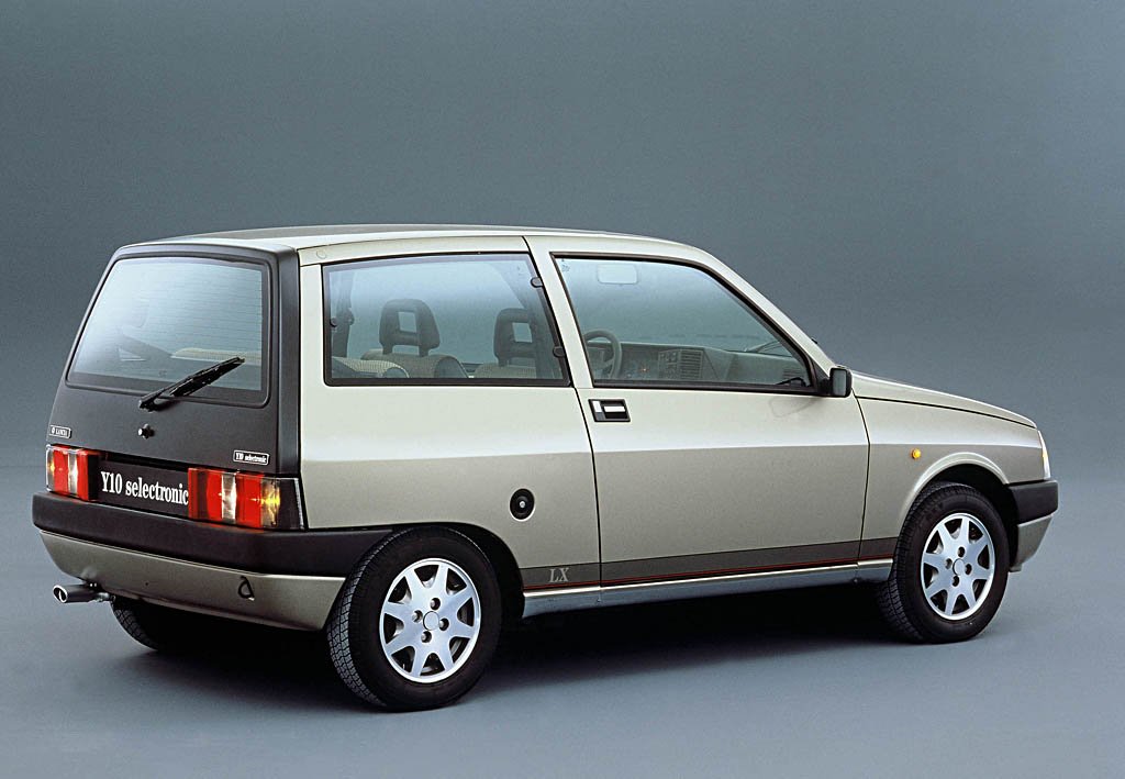 Távoli rokona előtt tiszteleg a legöregebb FIAT 3 Távoli rokona előtt tiszteleg a legöregebb FIAT 3
