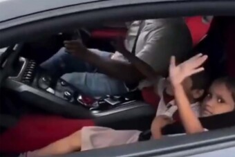 Gyerekekkel gyűjti a lájkokat egy Lamborghini tulajdonosa