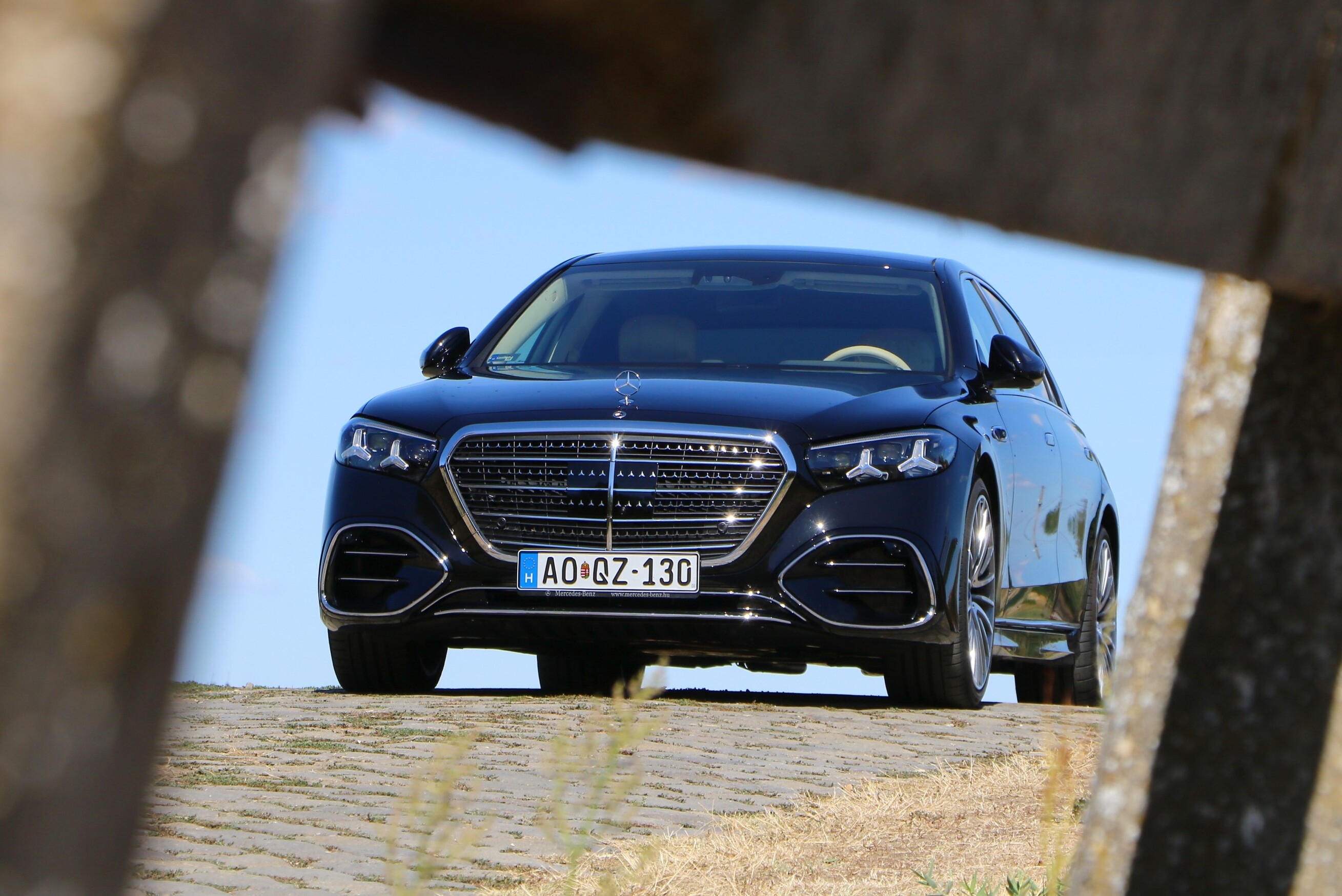 Pompa, luxus és V8 – ritka kényeztetés 78 millióért
