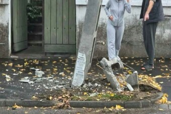 Betonoszlopot tört ketté egy veterán Mercedes Csepelen
