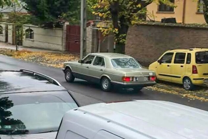 Betonoszlopot tört ketté egy veterán Mercedes Csepelen 1