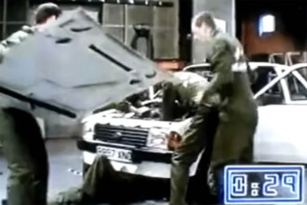 Ezt látva kiesik a villáskulcs a szerelők kezéből - 42 másodperc alatt végeztek a motorcserével