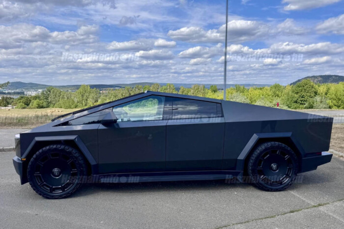 69,9 millióért bukkant fel itthon a Tesla szörnyetege 1