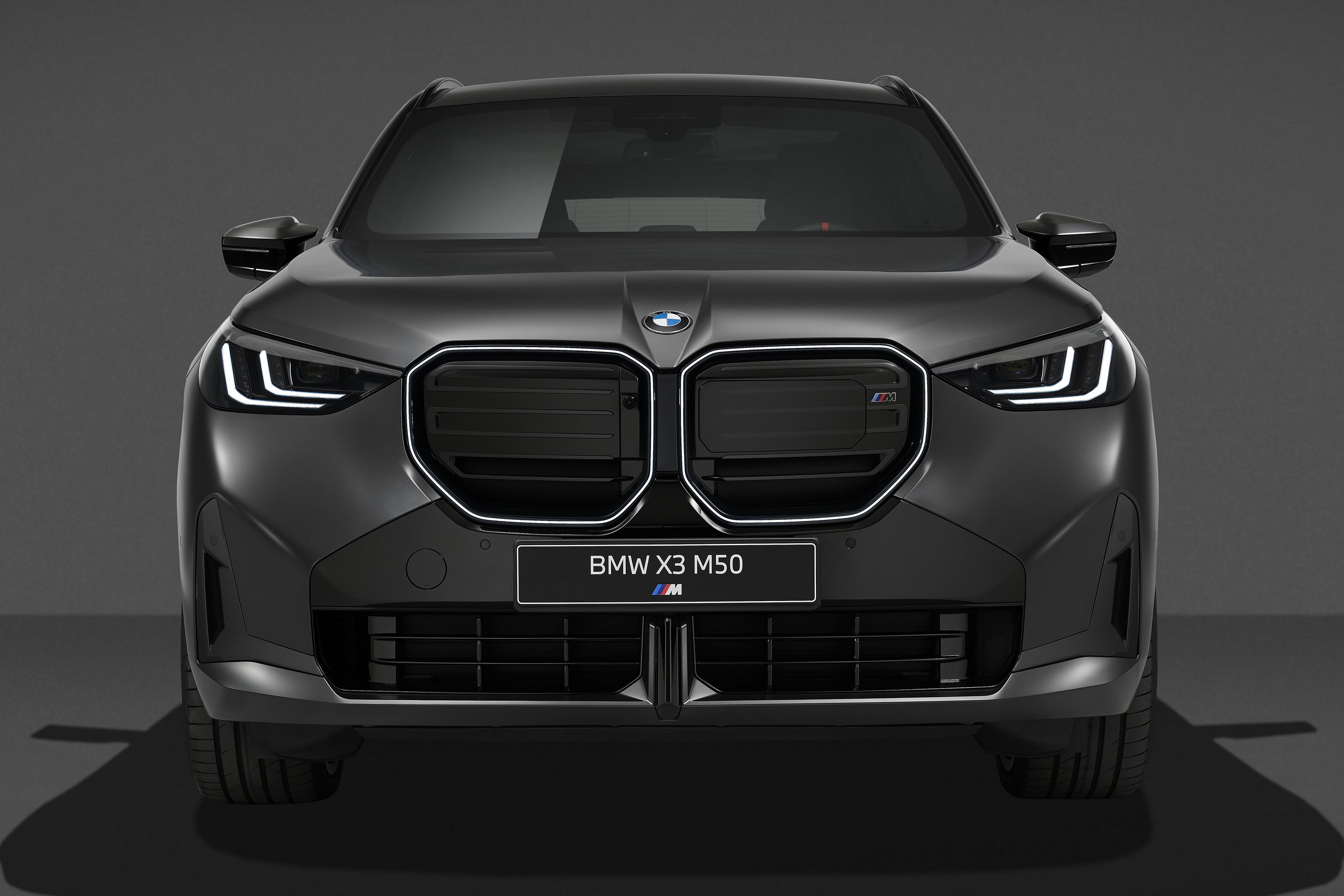 Erősebb, sötétebb lett a BMW sorhatos SUV-ja 4 Erősebb, sötétebb lett a BMW sorhatos SUV-ja 4