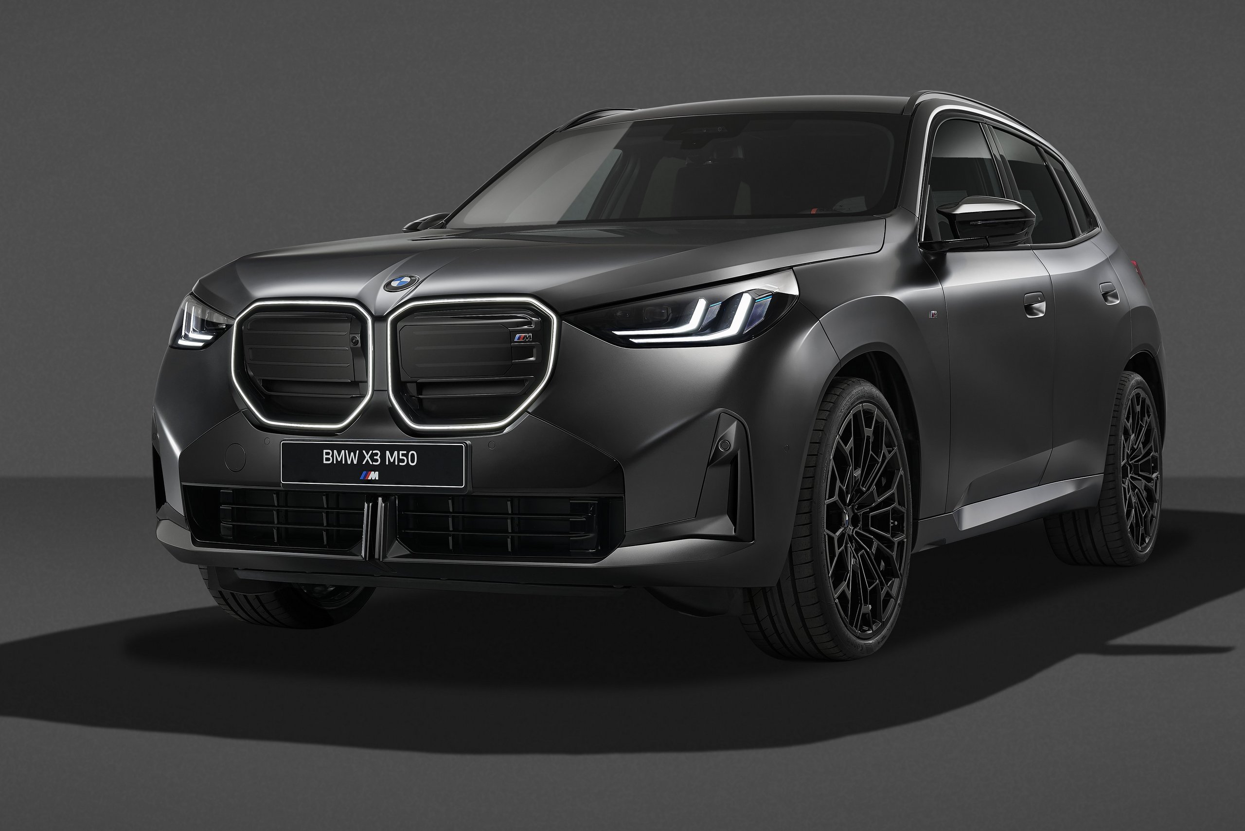 Erősebb, sötétebb lett a BMW sorhatos SUV-ja 5 Erősebb, sötétebb lett a BMW sorhatos SUV-ja 5