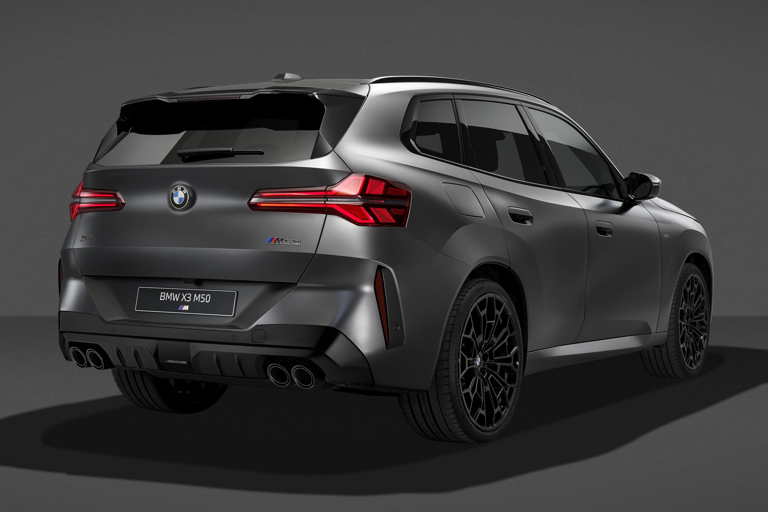 Erősebb, sötétebb lett a BMW sorhatos SUV-ja 1