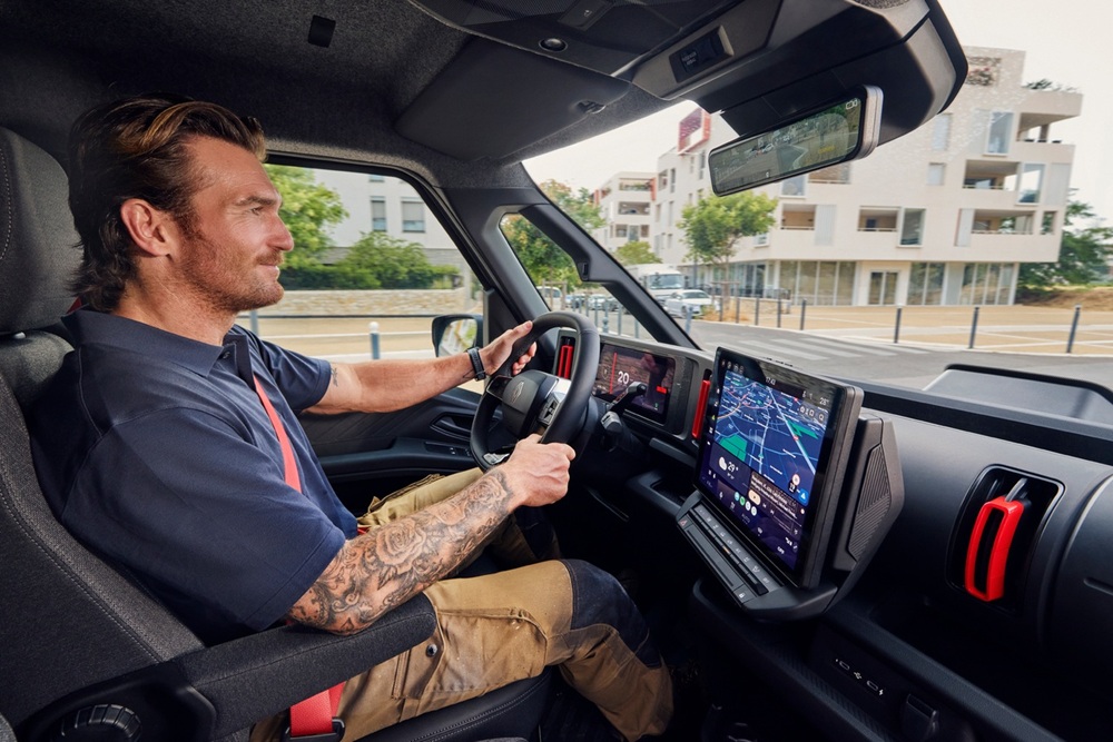 Felvillant a piros a Renault új munkásfurgonjánál 1
