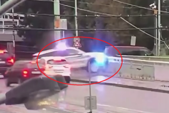 Videón, ahogy a folyóba zuhan a rendőrautó - mégis sértetlenül megúszták