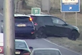Lerobbant egy autó az M3-ason, videón, ahogy elszabadult a pokol miatta