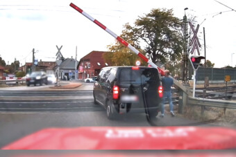 Videón a vecsési hős, aki megmentette a síneken ragadt kisbuszost