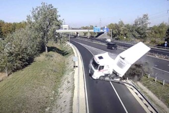 Meggondolta magát a kamionos az M1-esen, kegyetlen borulás lett belőle