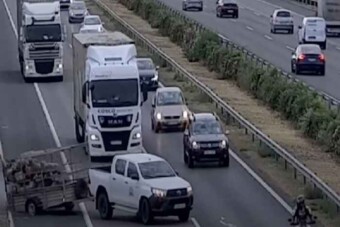 Videó bizonyítja, egy pillanat alatt lehet horror az utánfutózásból