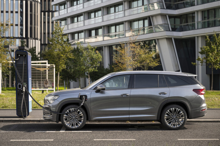 Több luxus és erősebb motor a Škoda nagyautójában 2