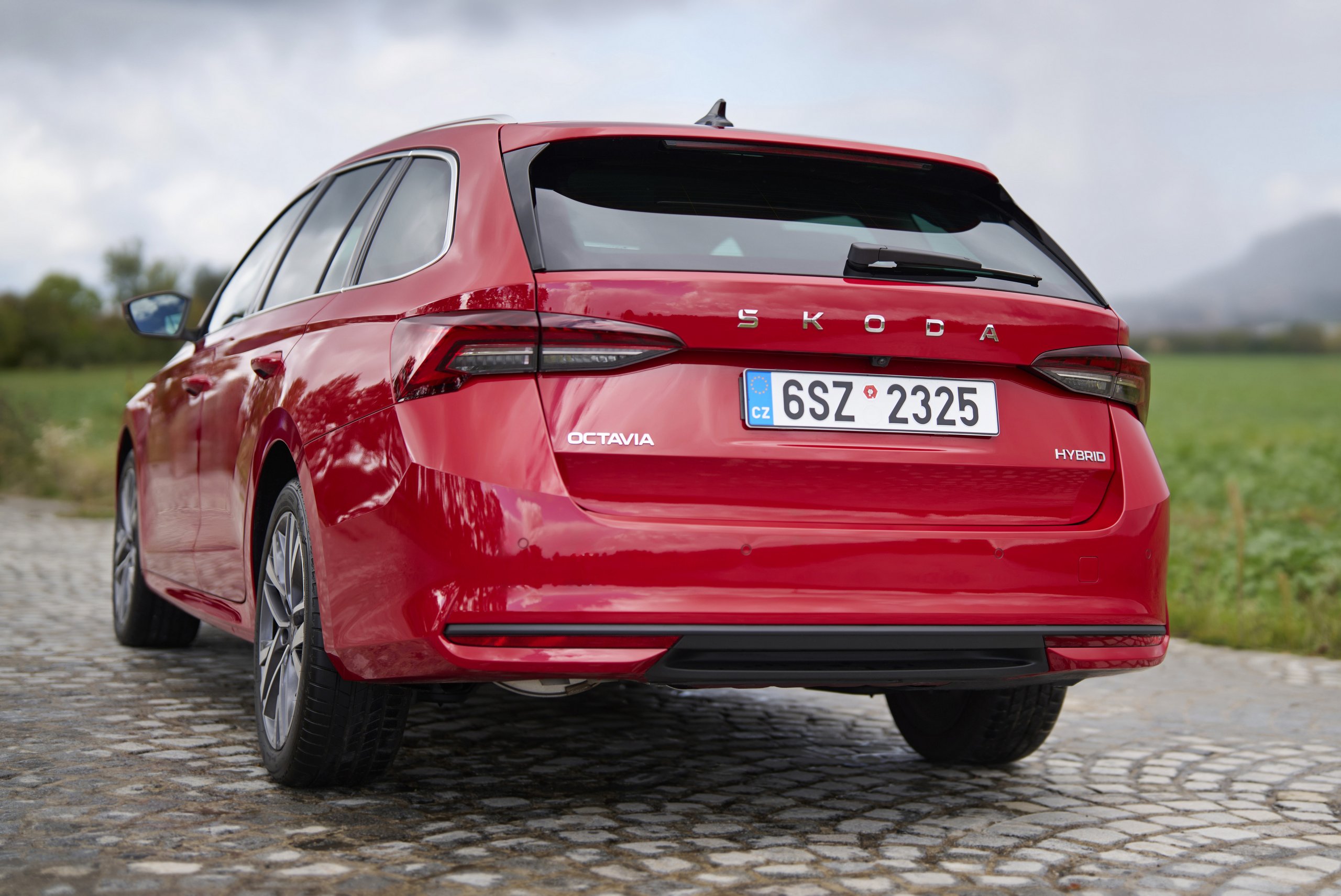 skoda-octavia-is-the-brands-first-model-with-a-full-hybrid-powertrain-3_5bbdf4df | Vezess
