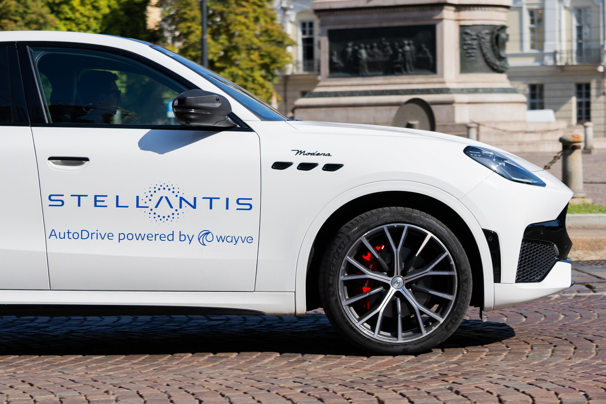 stellantis-and-wayve-to-demonstrate-ai-powered-hands-free-driving-at-wave-by-vento-20261 | Vezess