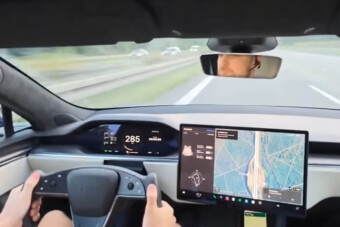 Horrorbaleset belülről – 280 km/óra felett durrant el a Tesla gumija