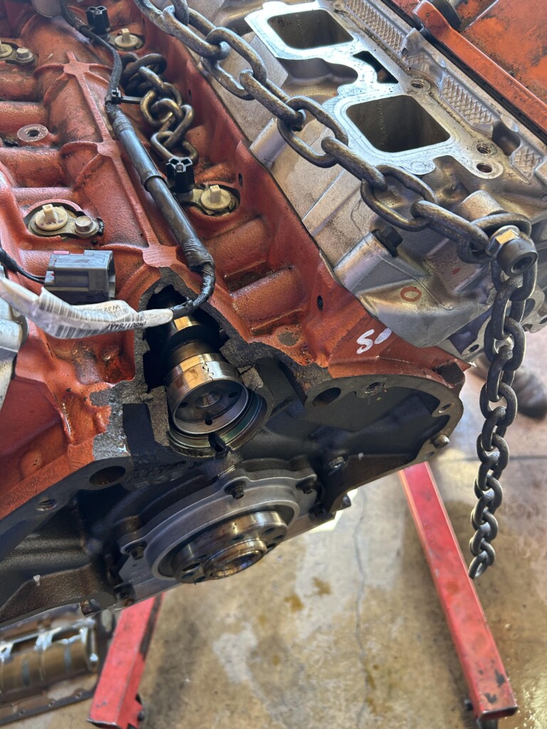 Így néz ki egy menet közben szétszakadt motor, a pusztítás a szerelőt is meglepte 6 Így néz ki egy menet közben szétszakadt motor, a pusztítás a szerelőt is meglepte 6